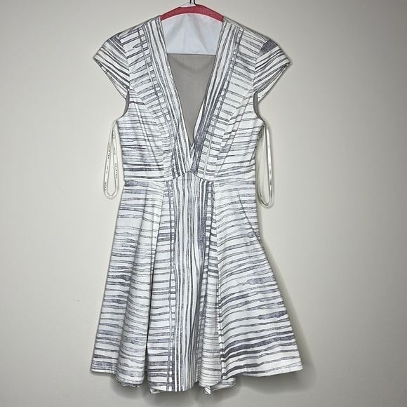 Halston Heritage Cap Sleeve Structured Dress Size 0 - Picture 2 of 6